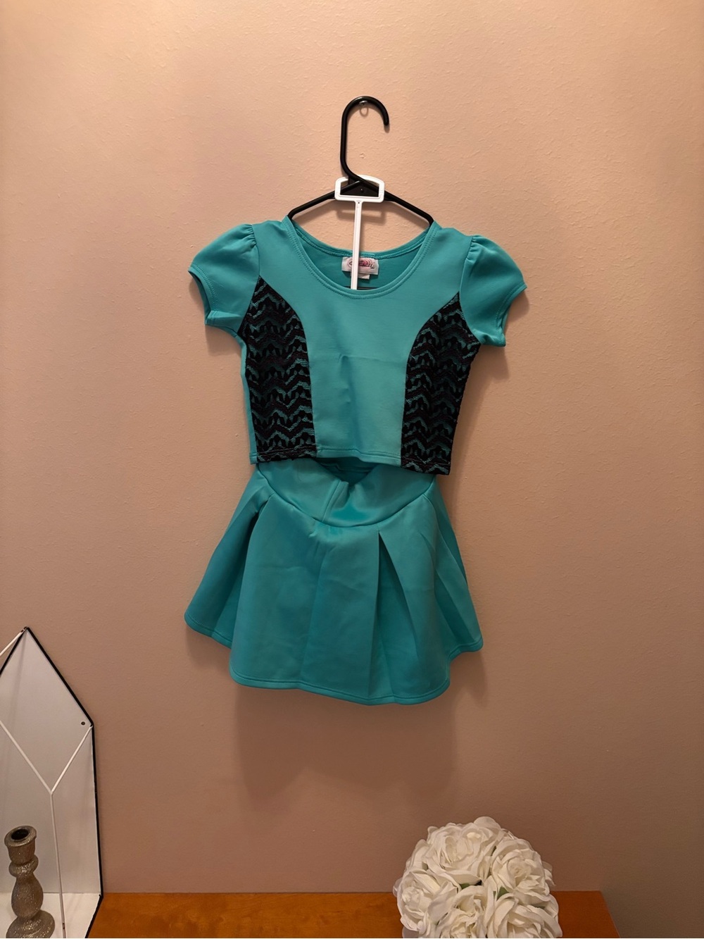 Teal Crop Top and Pleated Skirt Set with Black Accents